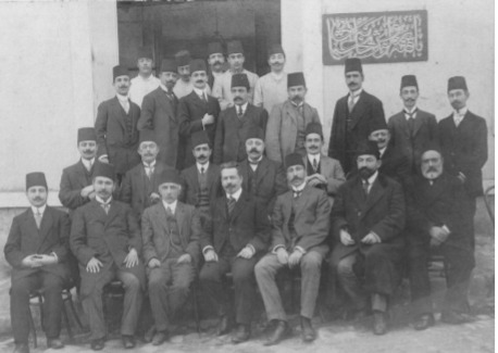 Çemberlitaş’ta açılan yeni ‘Bakteriyolojihane-i Osmani’ Ortada Müdür Dr. Paul-Louis Simond ve yardımcıları, solunda: Dr. Ziya Seyfullah, sağında: Dr. Rıfat Muhtar Beyler